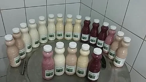 Sorban álló joghurtos üvegek kóstolóra készítve