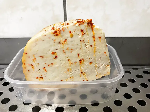 Chilis félkemény kecskesajt