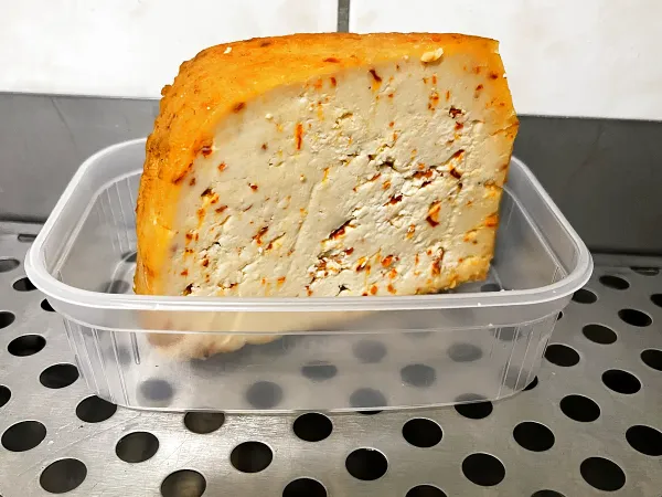 Füstölt chilis félkemény kecskesajt