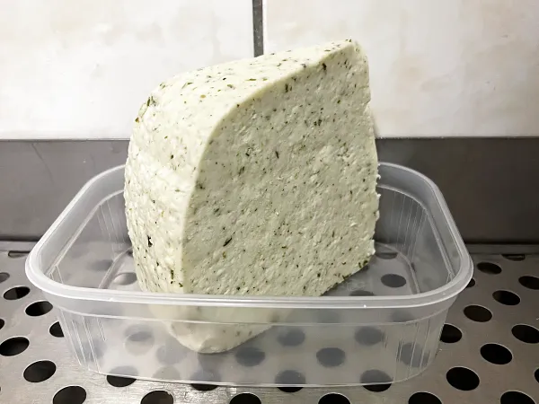 Zöldfűszeres félkemény kecskesajt