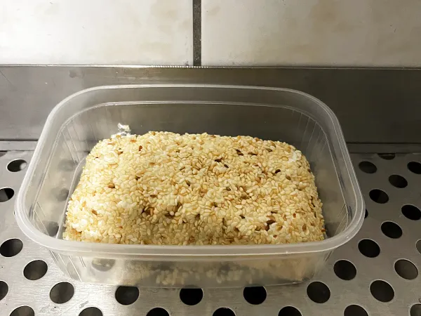 Pirított szezámos lágy kecskesajt
