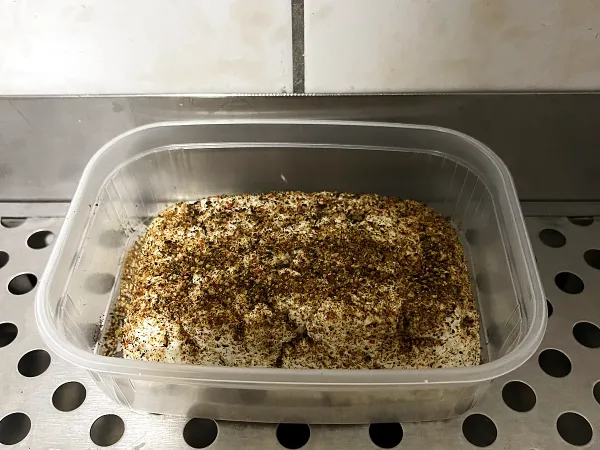 Tarka borsos lágy kecskesajt