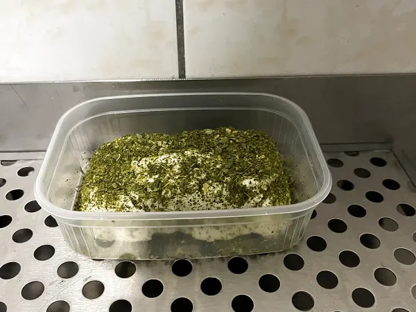 Zöldfűszeres lágy kecskesajt