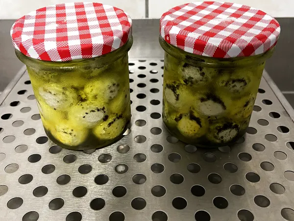 Olajban érlelt lágysajt-golyó válogatás